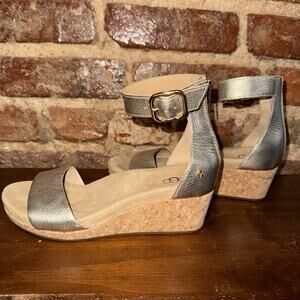UGG Zoe II Ankle Strap Cork Wedge Sandals Women Sz 6.5 Metallic Leather Boho EUC